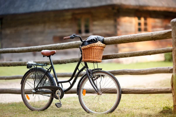 시골에 바구니와 오래 된 자전거 — 스톡 사진