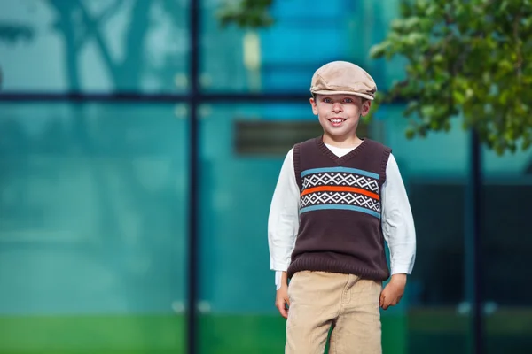 Cheerful smiling boy in city — Stock Photo, Image