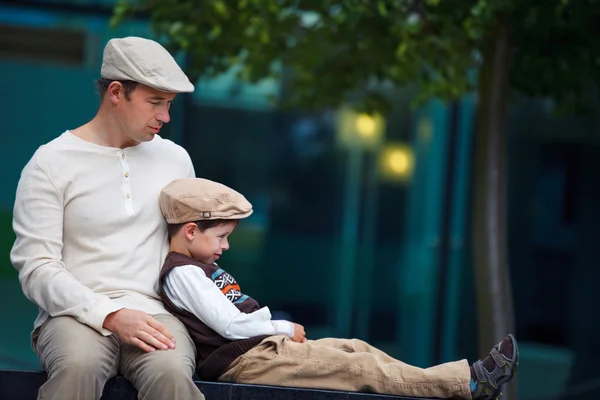 Молодой отец и сын отдыхают на свежем воздухе в городе — стоковое фото