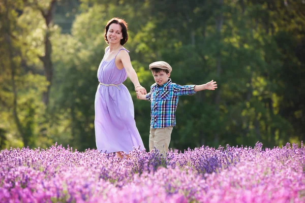 Ung kvinna och hennes lilla son i lavendel fält — Stockfoto
