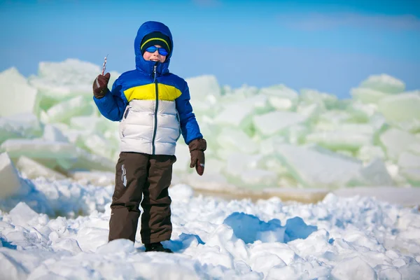 Bonito menino ao ar livre em pé na praia de inverno — Fotografia de Stock