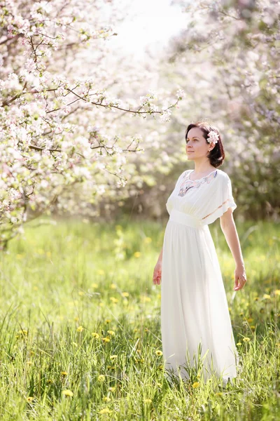 Hermosa mujer joven en el jardín de flores de manzana — Foto de Stock