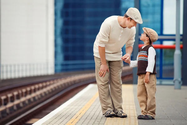 Jovem pai e filho na plataforma da estação ferroviária — Fotografia de Stock