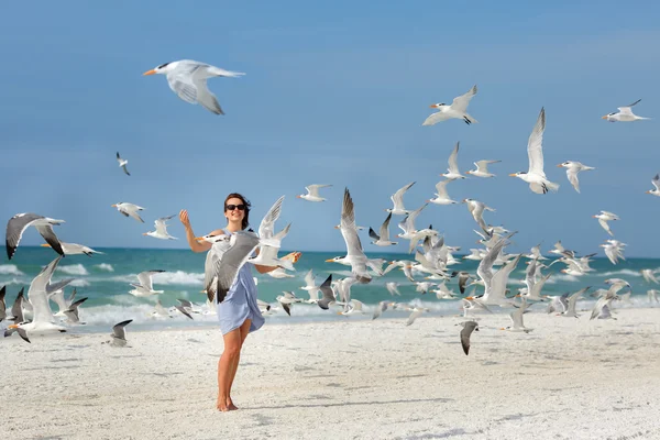 Young beautiful woman watching the seagulls flying — Stock Photo, Image