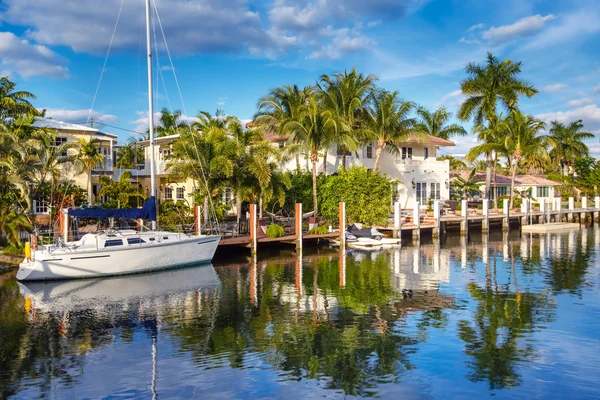 Expensive yacht and homes in Fort Lauderdale — Stock Photo, Image