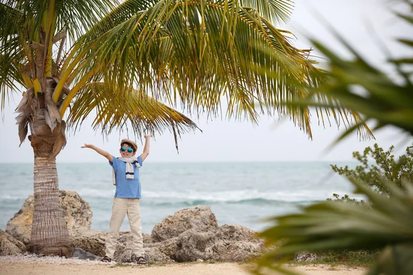 Menino alegre ter relaxar ao ar livre — Fotografia de Stock