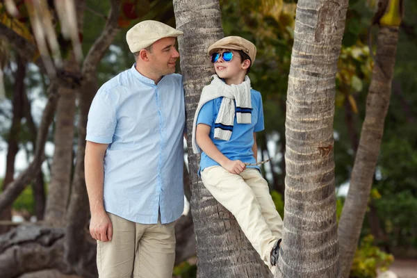 Glücklicher Vater und Sohn beim Ausruhen im Freien — Stockfoto