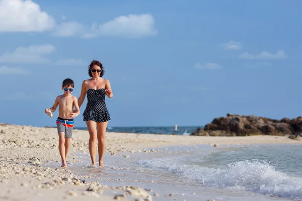 Молодая мать и сын играют на пляже — стоковое фото