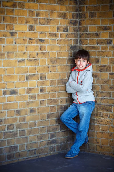 Porträt des niedlichen kleinen Jungen im Freien — Stockfoto