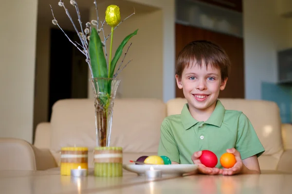 Malé batole chlapec obraz barevné velikonoční vajíčko — Stock fotografie