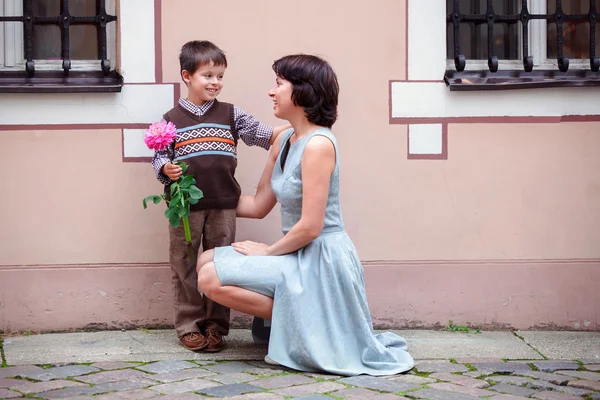 Petit garçon donnant de la fleur à sa mère — Photo