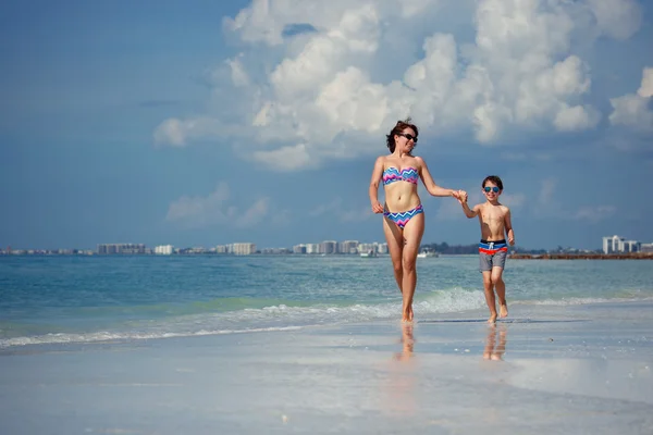 Mor och son på tropisk strand — Stockfoto