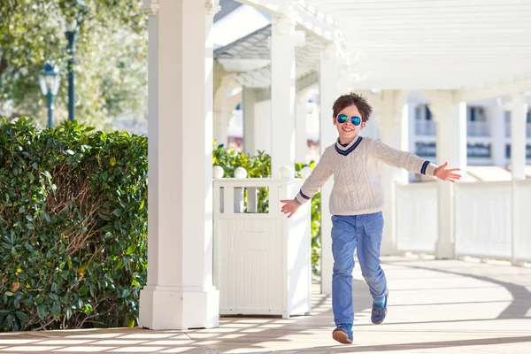 Glad liten pojke har roligt utomhus — Stockfoto