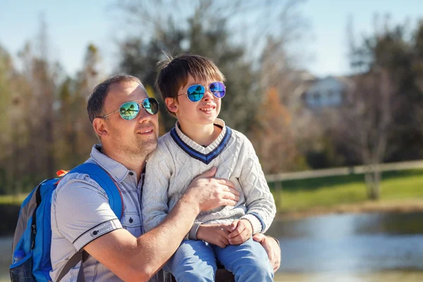 Glücklicher Vater und sein süßer kleiner Sohn im Freien — Stockfoto