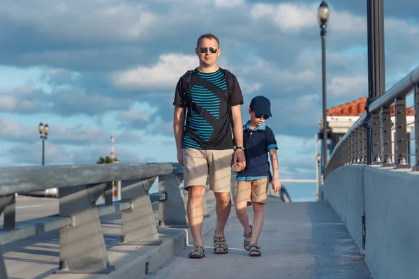 Μικρά πατέρας και γιος στο Fort Lauderdale γέφυρα — Φωτογραφία Αρχείου