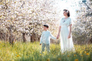 Mutlu genç kadın ve çiçek açan Bahçe çocuğunu