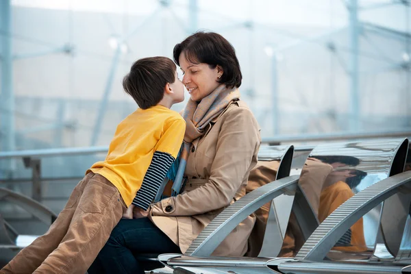 Aimant mère et fils câlins à l'aéroport — Photo