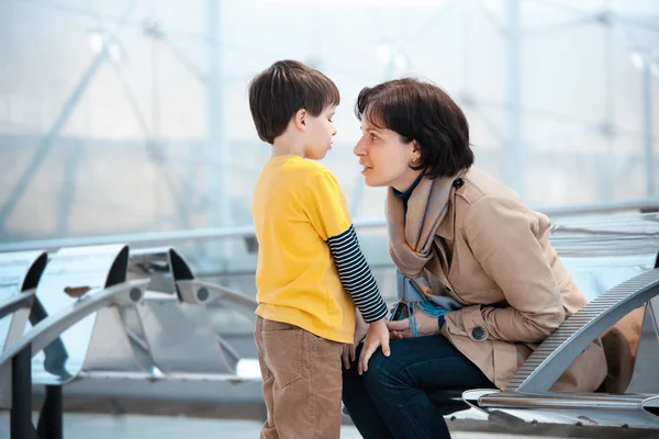 Amante mãe e filho no aeroporto — Fotografia de Stock