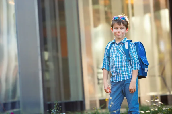 Porträt eines süßen Schuljungen mit Rucksack — Stockfoto