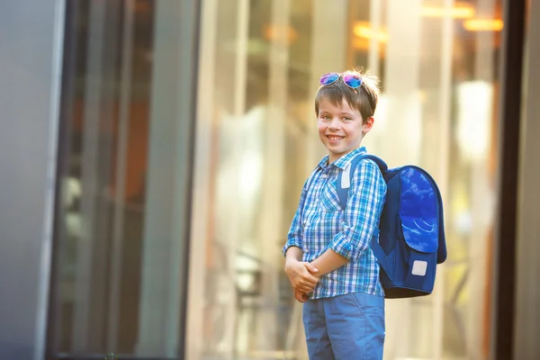 Portrait of cute school boy with backpack — Stock Photo, Image