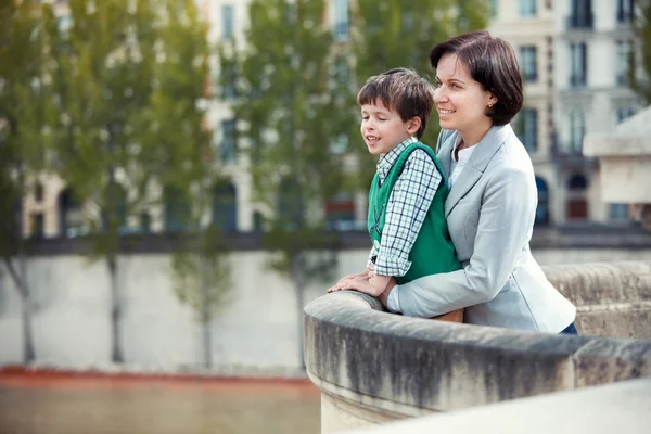 Mother and son having fun during summer vacation — Stock Photo, Image