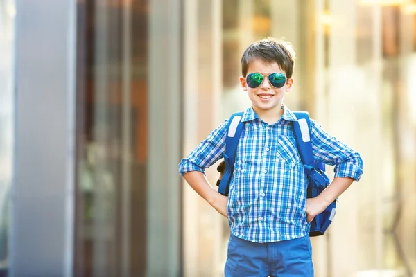 Porträt eines süßen Schuljungen mit Rucksack — Stockfoto