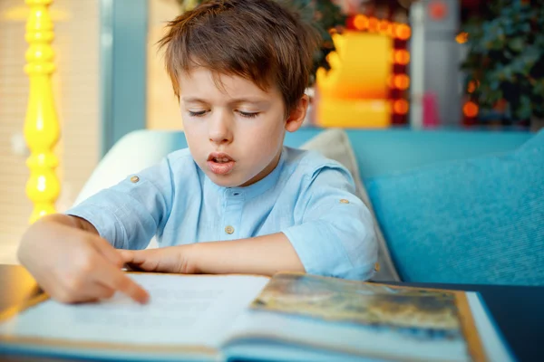 Förskolebarn pojke läser bok — Stockfoto