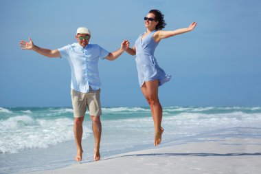 Genç çift tropikal beach, Siesta anahtar, Florida eğleniyor
