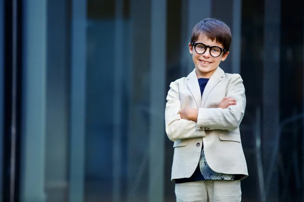 Liten pojke i en fin kostym och glasögon. Tillbaka till skolan — Stockfoto