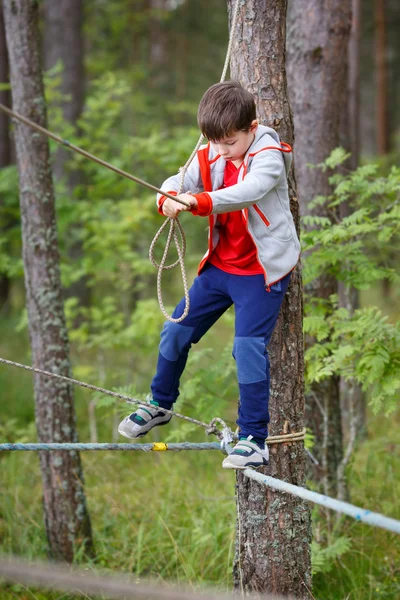 Açık havada eğleniyor şirin küçük çocuk bahçesi üzerinde tırmanma — Stok fotoğraf
