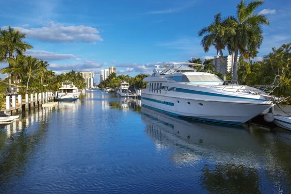 Casas lujosas frente al mar y yates en Fort Lauderdale — Foto de Stock