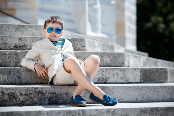 Un niño con un bonito traje y gafas. De vuelta a la escuela. Retrato infantil —  Fotos de Stock