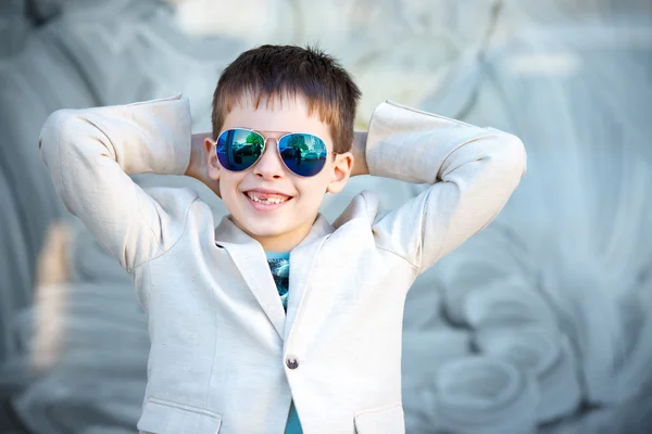 Kleine jongen in een mooi pak en glazen. Terug naar school. Kinderen portret — Stockfoto