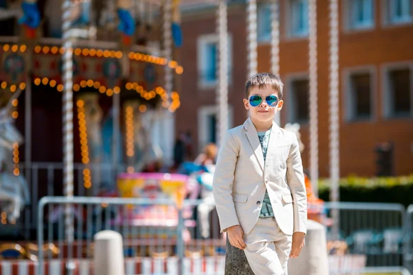 Stijlvolle jongen in een mooi pak in de buurt van de traditionele Franse merry-go-round, Beauvais, Frankrijk — Stockfoto