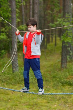 Açık havada eğleniyor şirin küçük çocuk bahçesi üzerinde tırmanma