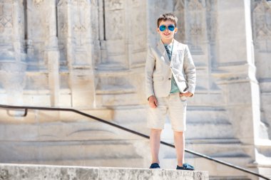 Güzel bir takım elbise ve gözlük içindeki küçük çocuk. Çocuk portre