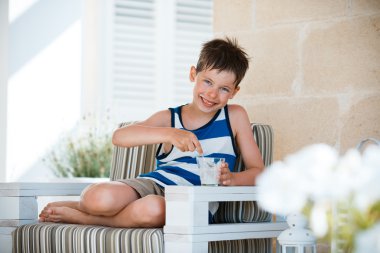 Lezzetli yoğurt yeme gülümseyen küçük çocuk