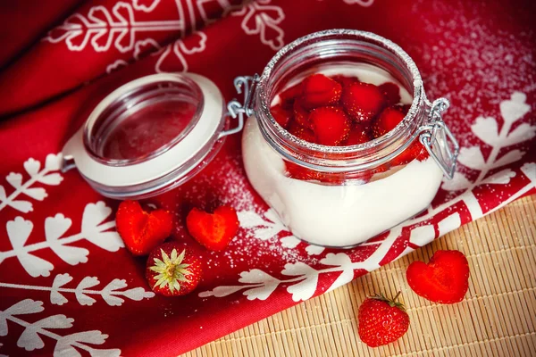Здоровий йогуртовий сніданок зі свіжими ягодами у скляній банці — стокове фото