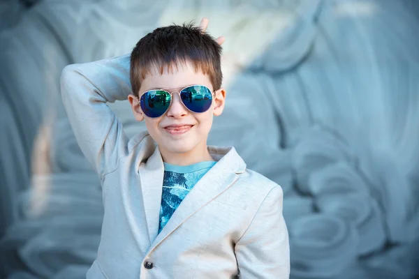 Un niño con un bonito traje y gafas. Retrato infantil — Foto de Stock