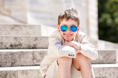 Güzel bir takım elbise ve gözlük içindeki küçük çocuk. Okula dönüş. Çocuk portre