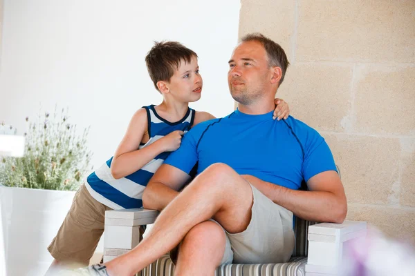 Buon padre e figlio che si riposano all'aperto in una bella giornata estiva — Foto Stock