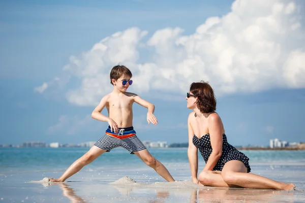 母とフロリダの熱帯のビーチの息子 — ストック写真