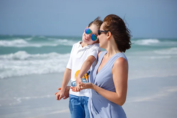 Mãe e filho na praia tropical na Flórida — Fotografia de Stock