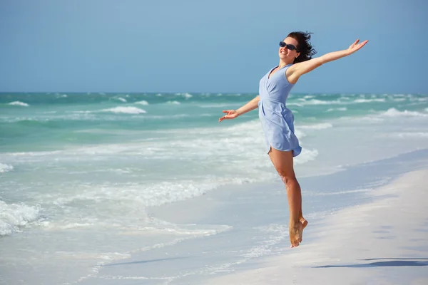Wanita cantik melompat di pantai. Konsep Liburan — Stok Foto