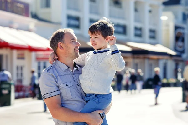 Mutlu baba ve açık havada şirin küçük oğlu — Stok fotoğraf