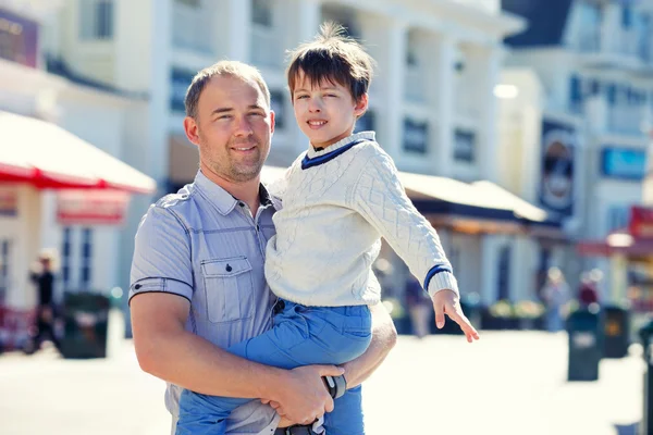 Glücklicher Vater und sein süßer kleiner Sohn im Freien — Stockfoto