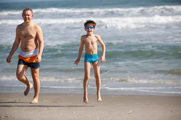 Giovane padre e figlio che giocano sulla spiaggia — Foto Stock