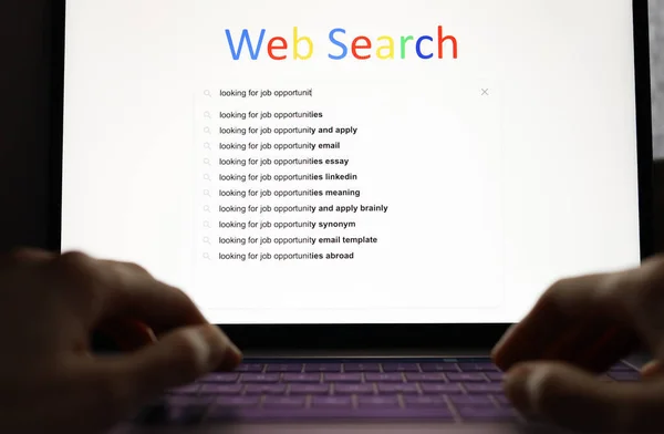 Pojęcie Wyszukiwania Pracy Kobieta Korzysta Wyszukiwarki Internetowej Aby Znaleźć Wolne — Zdjęcie stockowe