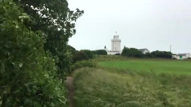 Ścieżka dla pieszych, South Foreland Lighthouse w St. Margaret 's Bay, Dover, Anglia — Wideo stockowe