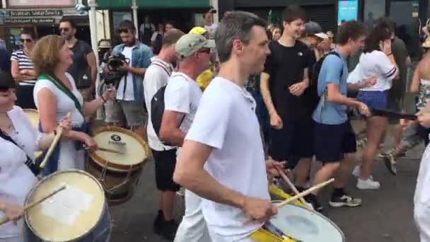 Brighton, Großbritannien - 06.10.2018: Urlaubsstimmung, der ganze festliche Strand von Brighton — Stockvideo